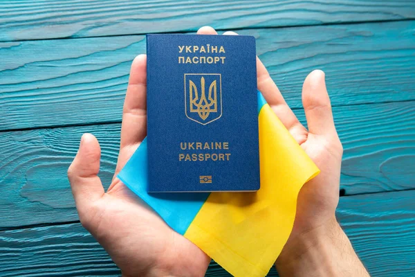 Internationaler Pass der Ukraine in weiblichen Händen — Stockfoto