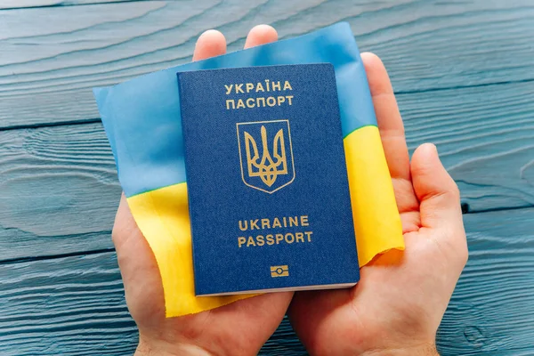 Міжнародний паспорт України в жіночих руках на тлі — стокове фото