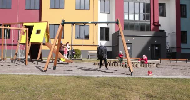 UKRAINE, RIVNE, 2016年11月2日子供と親の遊び場 — ストック動画
