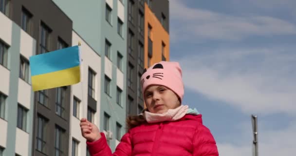 Portret klein meisje met de vlag van Oekraïne in de hand. — Stockvideo