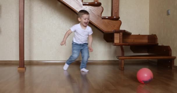 Chlapec hrát fotbal v útulném pokoji doma — Stock video