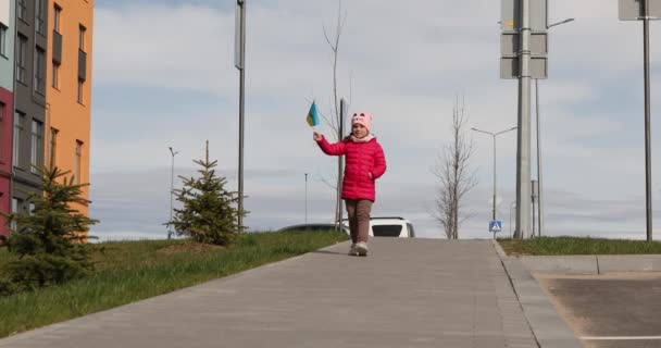 Portret klein meisje met de vlag van Oekraïne in de hand. — Stockvideo