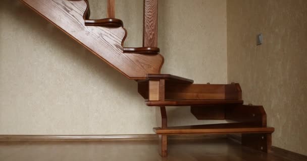 Escaleras de madera marrón contemporáneo en la casa — Vídeo de stock