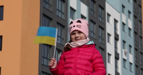 Portrait petite fille avec le drapeau de l'Ukraine à la main. — Video