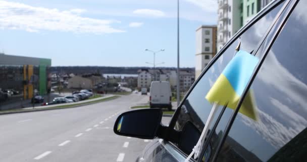 Ukrainische Flagge auf Glas im Auto. Krieg beenden — Stockvideo