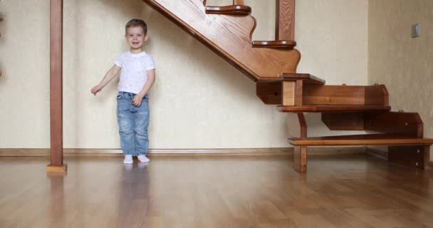 Niño jugar al fútbol en acogedora habitación en casa — Vídeos de Stock