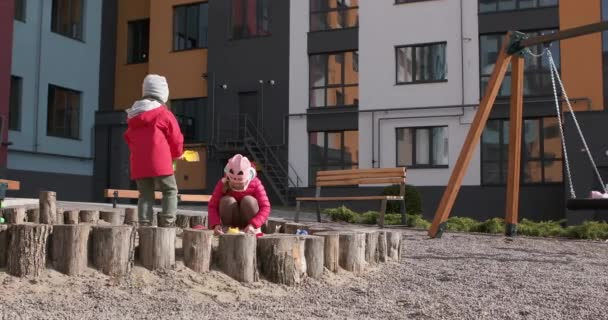 Niño y niña jugando en el patio — Vídeo de stock
