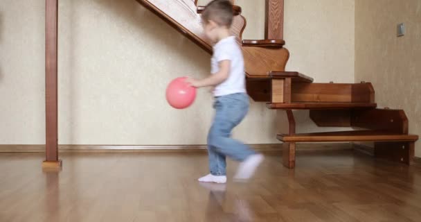 Menino jogar futebol no quarto aconchegante em casa — Vídeo de Stock