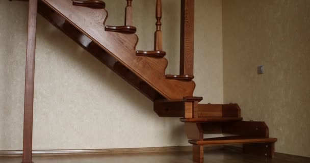 Escaleras de madera marrón contemporáneo en la casa — Vídeos de Stock