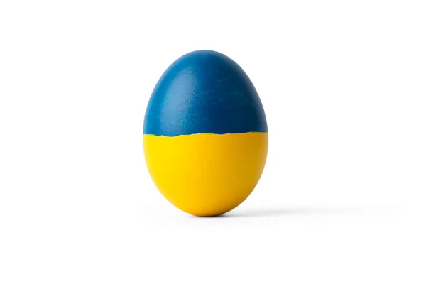 Πασχαλινό αυγό μπλε και κίτρινο στην Ουκρανία σημαία χρώματα ως έννοια για τον πόλεμο Ουκρανία — Φωτογραφία Αρχείου