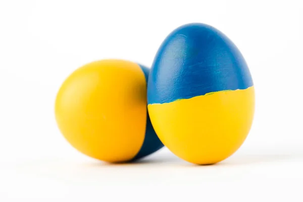 Uovo di Pasqua blu e giallo su Ucraina colori bandiera come concetto per la guerra Ucraina — Foto Stock