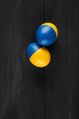 Tahta zemin üzerinde Ukrayna bayrağı olan paskalya yumurtası.