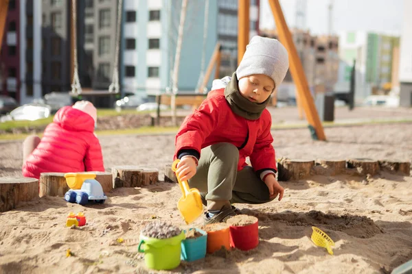 Niños jugando en el patio — Foto de Stock