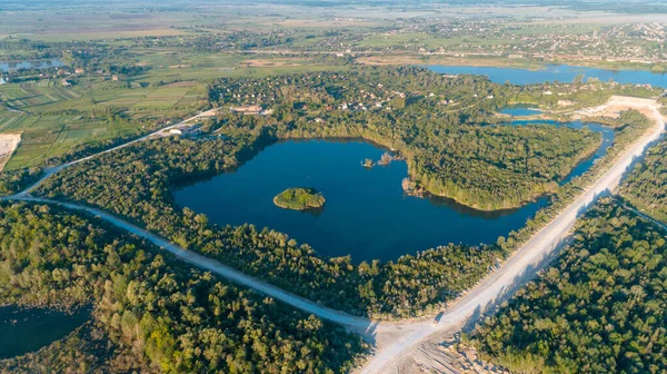 Drönare med kamera, vacker sommar liten flod från en höjd — Stockfoto