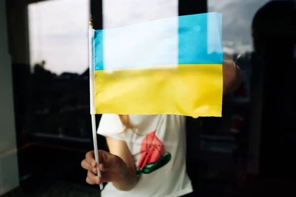 Chica Con Bandera Ucrania Sus Manos Mira Por Ventana — Foto de Stock