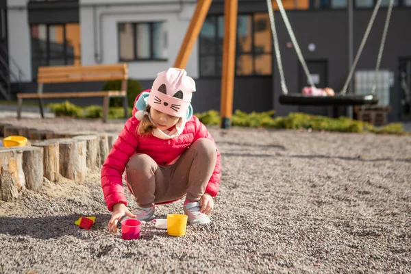 Dzieci bawiące się na placu zabaw — Zdjęcie stockowe