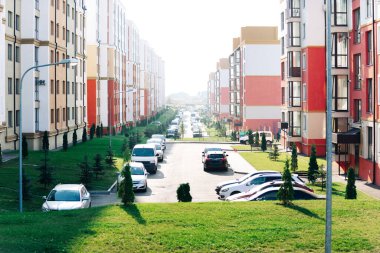Balkondan çok katlı yeni binalar, yüksek katlı evlerin ön cephesinin çok renkli güzel tasarımı..
