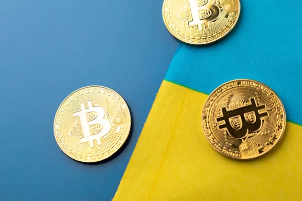 Біткоїн Україною Синій Жовтий Фон Електронна Криптовалюта — стокове фото