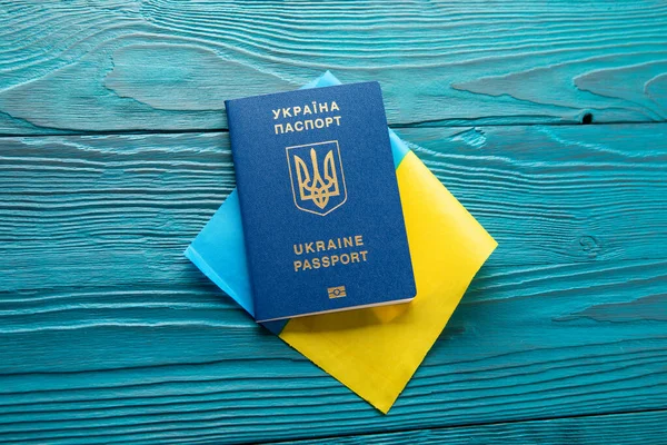 Internationaler Pass Der Ukraine Weiblichen Händen Vor Dem Hintergrund Der — Stockfoto