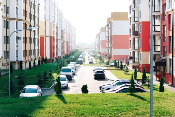 Balkondan Çok Katlı Yeni Binalar Yüksek Katlı Evlerin Cephesinin Çok — Stok fotoğraf