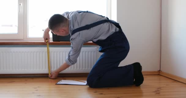 Reparatie radiator close-up Verwarming. — Stockvideo