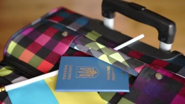 Çantanın üzerinde Ukrayna pasaportu ve ulusal bayrak var.