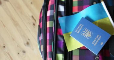 Çantanın üzerinde Ukrayna pasaportu ve ulusal bayrak var.