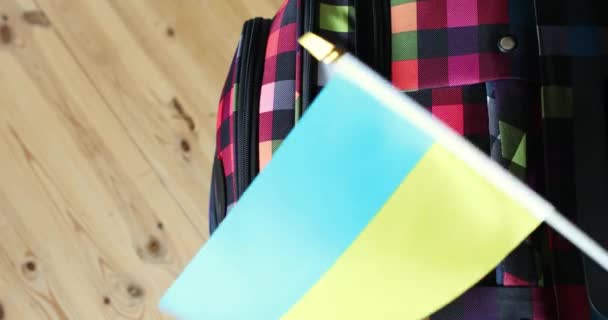 Паспорт Украины и национальный флаг синий и желтый на сумке — стоковое видео
