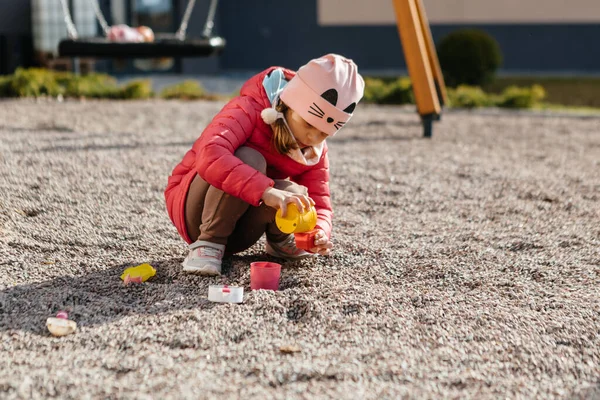 Barn som leker på lekplatsen — Stockfoto
