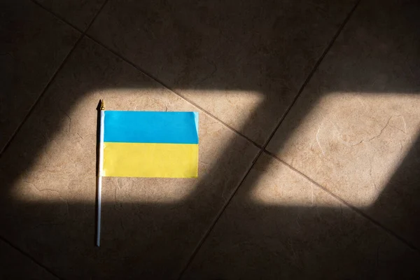 Bandera de Ucrania azul amarillo sobre fondo de madera de mesa — Foto de Stock