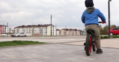 Bisiklet süren bir çocuk.