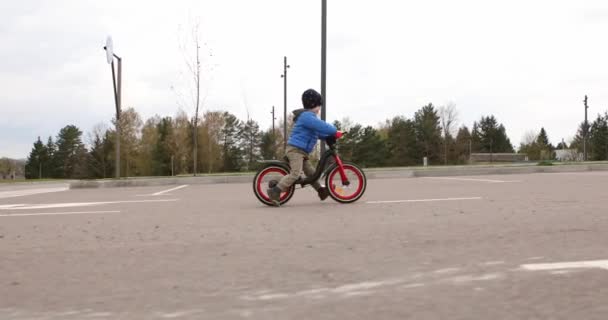 路上で自転車に乗る少年は — ストック動画