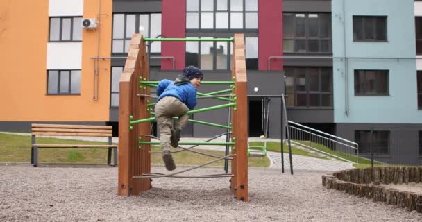 Happy boy playing on slide. boy on the playground — Vídeos de Stock