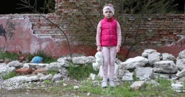 Ukrayna 'da savaş yok. Ukrayna 'da yıkılmış bir evin yakınındaki kız..