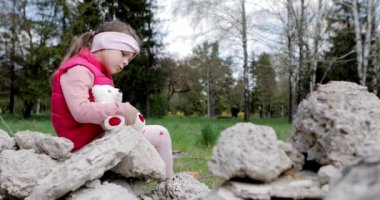 Ukrayna 'da savaş yok. Ukrayna 'da yıkılmış bir evin yakınındaki kız..