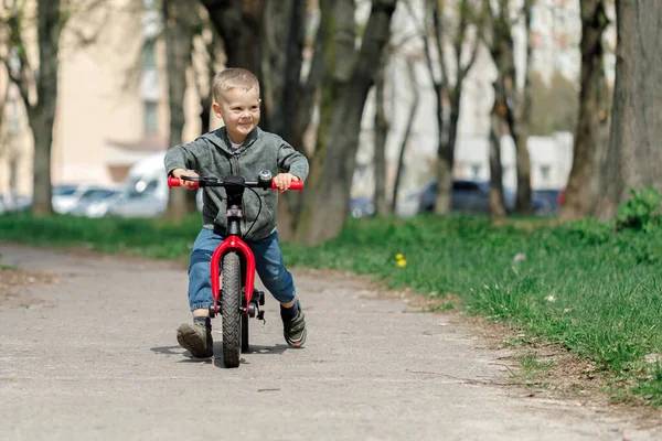 길에서 자전거를 타고 있는 소년. 자전거를 타는 법을 배움 — 스톡 사진