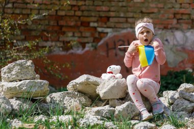Ukrayna 'da savaş yok. Ukrayna 'da yıkılmış bir evin yakınındaki kız..