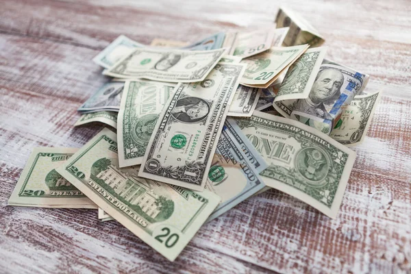 Ρολό αμερικάνικων δολαρίων. Χρήματα στο ξύλινο τραπέζι — Φωτογραφία Αρχείου