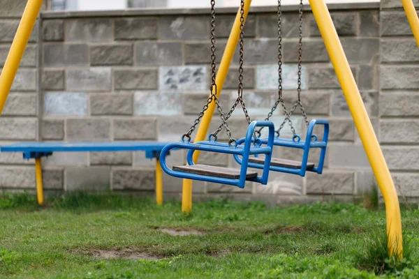 Lekplats, gunga, glid, trappa. En plats för barn att leka på. — Stockfoto