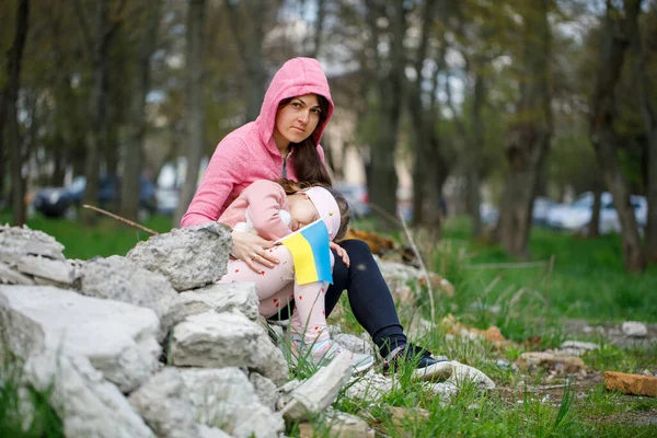 Ukrayna 'da savaş yok. Ukrayna 'da yıkılmış bir evin yakınındaki kız..