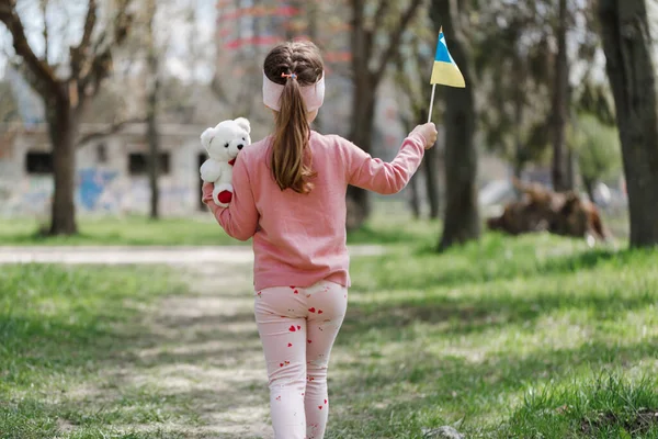 Little girl with the flag of ukraine. Independence day of Ukraine — 스톡 사진