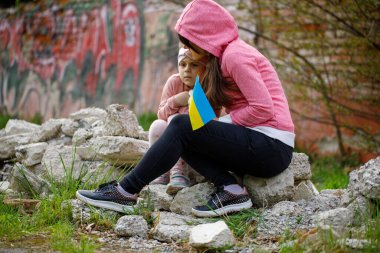 Ukrayna 'da savaş yok. Ukrayna 'da yıkılmış bir evin yakınındaki kız..