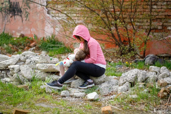 No war in Ukraine. girl near a destroyed house in Ukraine. — Stock Photo, Image