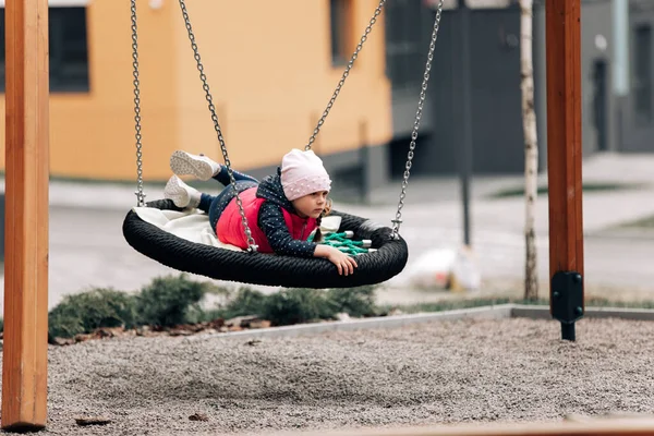 Chica feliz y niño jugando en la diapositiva. chica en el parque infantil. — Foto de Stock