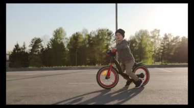 Yaz parkında bisiklet süren küçük bir çocuk. Dışarıda bisiklete binmek