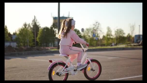 Little girl on a bicycle in summer park. cycling outdoors — Video Stock