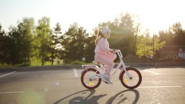 Little girl on a bicycle in summer park. cycling outdoors — Video Stock