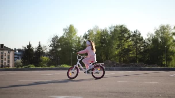 Little girl on a bicycle in summer park. cycling outdoors — Video Stock