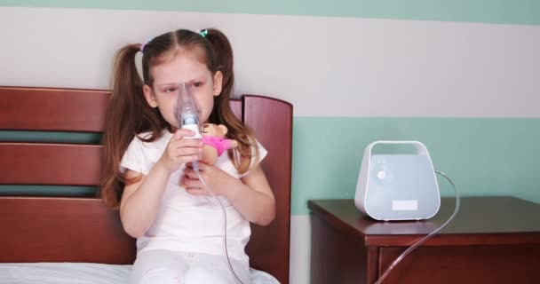 Chica haciendo inhalación con nebulizador en casa. — Vídeos de Stock