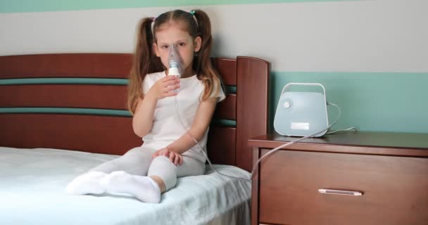 Menina fazendo inalação com nebulizador em casa. — Vídeo de Stock